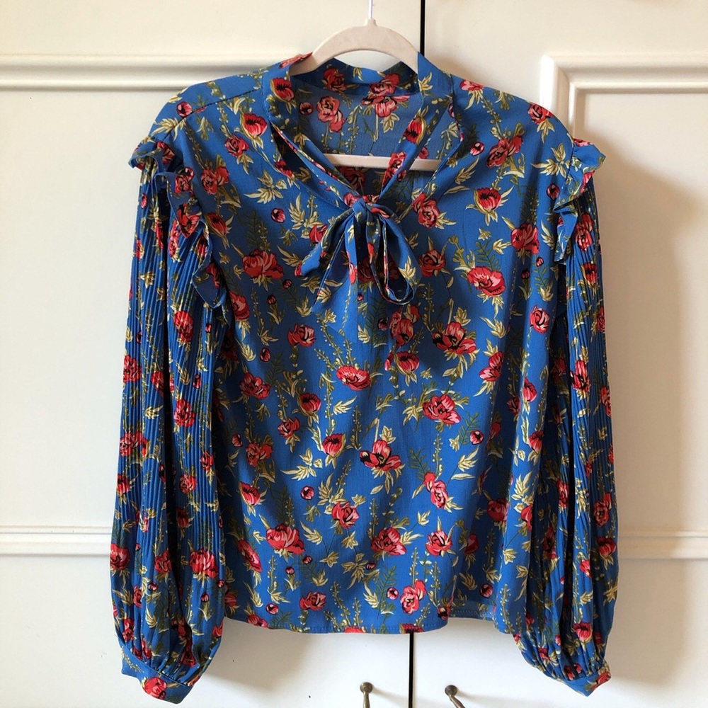 Gorgeous blue floral tie-neck blouse